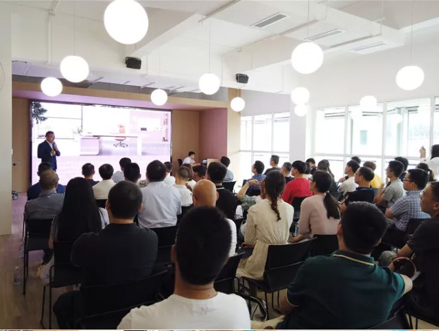 雅風辦公家具團隊風采新品發(fā)布01